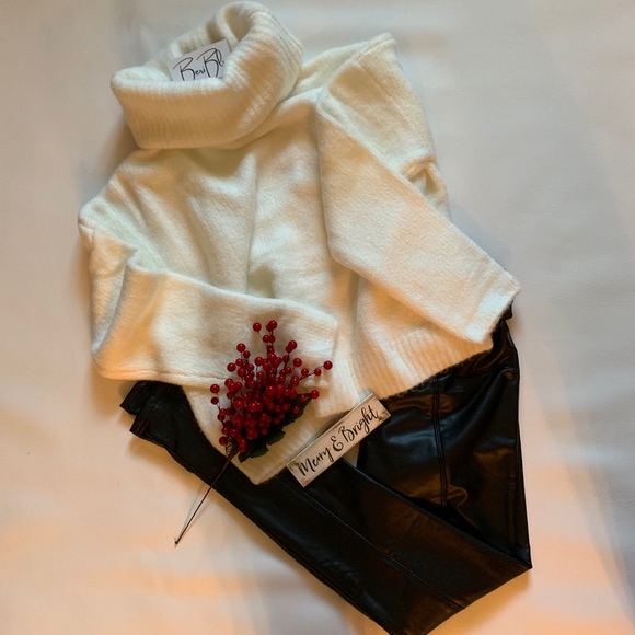 SOLD 🌺Faux Leather Leggings - Picture 12 of 12